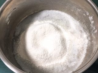 6、奶油蛋糕卷,过筛低筋粉。