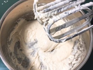 7、奶油蛋糕卷,用打蛋器低速搅拌至糊状，没有面粉疙瘩。