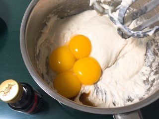 8、奶油蛋糕卷,加入蛋黄和香草精。