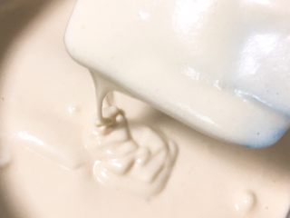 11、奶油蛋糕卷,用翻拌的手法拌匀蛋糕糊。