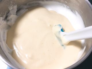 12、奶油蛋糕卷,翻拌均匀的蛋糕糊倒回蛋白中。