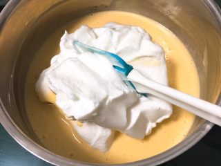 10、奶油蛋糕卷,取三分之一的蛋白霜进蛋黄糊中。