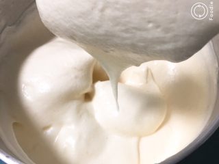 13、奶油蛋糕卷,继续翻拌50次左右，浓稠的蛋糕糊就完成了。
