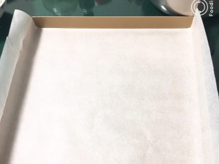 14、奶油蛋糕卷,金盘中铺入烤盘纸。