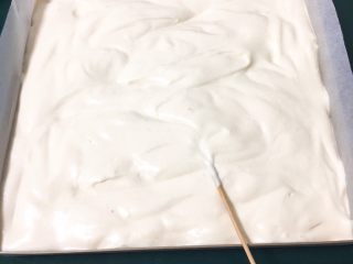 15、奶油蛋糕卷,蛋糕糊倒入金盘，用竹签划Z字铺平蛋糕糊，震几下消泡。