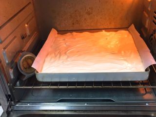 16、奶油蛋糕卷,烤箱预热至150度，烤制20分钟。