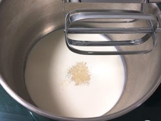 17、奶油蛋糕卷,淡奶油中加入细砂糖。淡奶油放冰箱冷藏后再用。