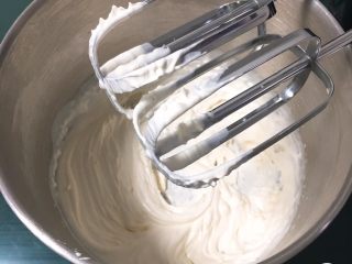 18、奶油蛋糕卷,用打蛋器高速搅打至八分饱，不能流动的状态。