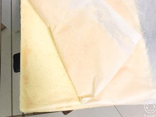 19、奶油蛋糕卷,蛋糕烤完立即掀掉烤盘纸冷却一下。