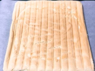 20、奶油蛋糕卷,再用一张新的烤盘纸，将蛋糕翻个身。