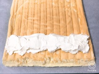 21、奶油蛋糕卷,两边倒斜口，方便卷起来，奶油霜铺在表面。