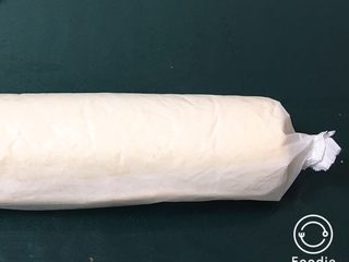 22、奶油蛋糕卷,由下而上卷起来，送入冰箱冷冻一小时。