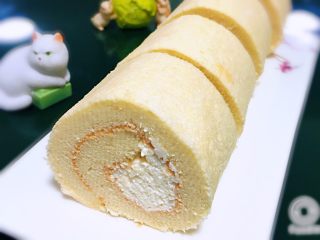 23、奶油蛋糕卷,用蛋糕细齿刀切开，每切一次擦干净再切。