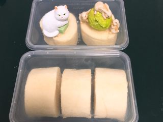 24、奶油蛋糕卷,美味可口的蛋糕卷就可以品尝了，装入封闭的盒子中，放冰箱冷藏。