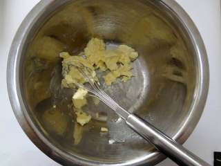 1、 玛格丽特饼干,黄油软化到一压就软的状态