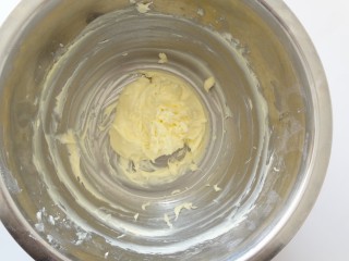 3、 玛格丽特饼干,用蛋抽打发到体积变大蓬松就可以了