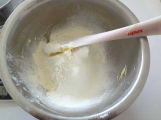 5、 玛格丽特饼干,加入过筛的面粉