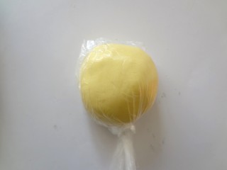6、 玛格丽特饼干,用手揉成光滑没有干粉的面团，用保鲜膜包好放入冰箱冷藏一个小时
