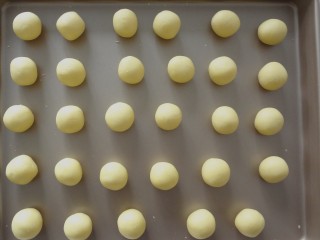 7、 玛格丽特饼干,分成大概10克的面团搓圆放入烤盘中