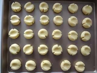 8、 玛格丽特饼干,然后用大拇指压扁，定型好的面团边上会裂出花纹