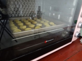 9、 玛格丽特饼干,放入预热好的烤箱170度20分钟就可以出炉晾凉密封保存