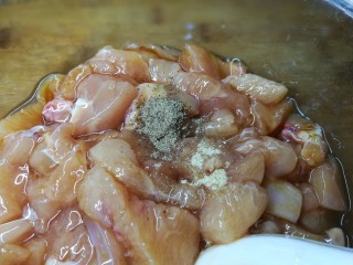 9、健康无油燕麦鸡米花,黑胡椒粉和白胡椒粉