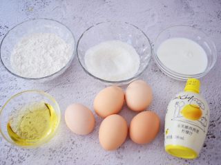 1、7寸中空原味戚风蛋糕,准备好材料