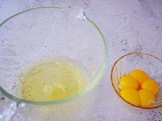 2、7寸中空原味戚风蛋糕,先把蛋黄和蛋清分离在两个无水无油的盆中