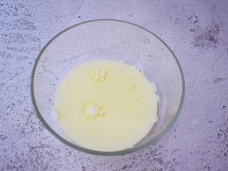 3、7寸中空原味戚风蛋糕,牛奶加入玉米油搅拌至乳化状
