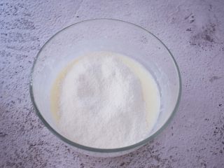 4、7寸中空原味戚风蛋糕,筛入低筋面粉，分两次筛入，每次筛入都要拌匀才能再筛入下一次