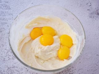 5、7寸中空原味戚风蛋糕,再加入蛋黄，搅拌均匀