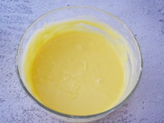 6、7寸中空原味戚风蛋糕,拌匀的蛋黄糊