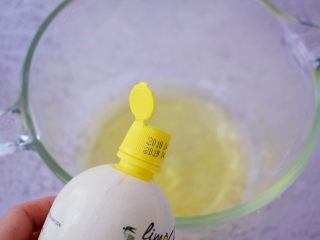 7、7寸中空原味戚风蛋糕,蛋清中加入柠檬汁，用电动打蛋器打至粗泡