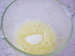 8、7寸中空原味戚风蛋糕,再加入白糖，白糖分三次加入，打发至硬性发泡