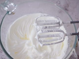 9、7寸中空原味戚风蛋糕,提起打蛋器有小尖角即可，称为蛋白霜