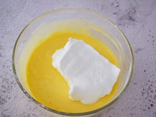 10、7寸中空原味戚风蛋糕,把三分之一的蛋白霜加入蛋黄糊中，翻拌或都上下拌匀