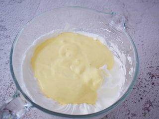 11、7寸中空原味戚风蛋糕,再把拌匀的蛋黄糊倒回蛋白霜中