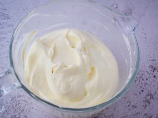 12、7寸中空原味戚风蛋糕,翻拌或上下拌匀