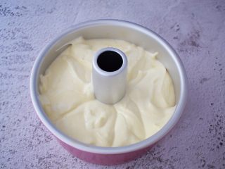 13、7寸中空原味戚风蛋糕,把拌匀的蛋糕糊倒入学厨7寸的中空模具中，端起模具的两端，指拇按住中空柱上空，轻轻震几下，震出大气泡