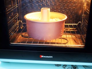 14、7寸中空原味戚风蛋糕,放入预热好的海氏烤箱，上下火155度，下层55分钟