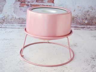 15、7寸中空原味戚风蛋糕,烤好马上取出震一下，然后倒扣晾凉再脱模