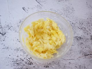 4、芝士榴莲饼,面团醒发的时候先把榴莲去核取果肉100克，用勺子压成泥备用