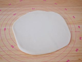 5、芝士榴莲饼,把醒发好的面团擀成合适的薄片