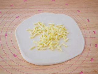 6、芝士榴莲饼,铺上一层芝士碎