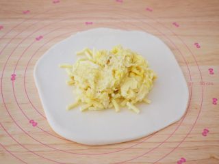 7、芝士榴莲饼,放入榴莲果肉