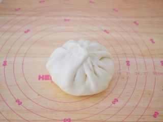 9、芝士榴莲饼,像包包子一样包起来收口，收口处如果有多余的面团可以捏掉一些，这样烤出来皮才不会厚