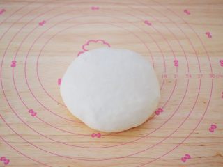 10、芝士榴莲饼,然后收口朝下用手轻轻按扁