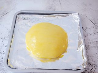 13、芝士榴莲饼,取出表面刷一遍全蛋液