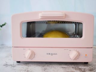 14、芝士榴莲饼,继续放入烤箱烤15分钟即可