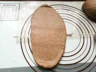 9、全麦土司面包,在分成两份,擀成鸭舌状